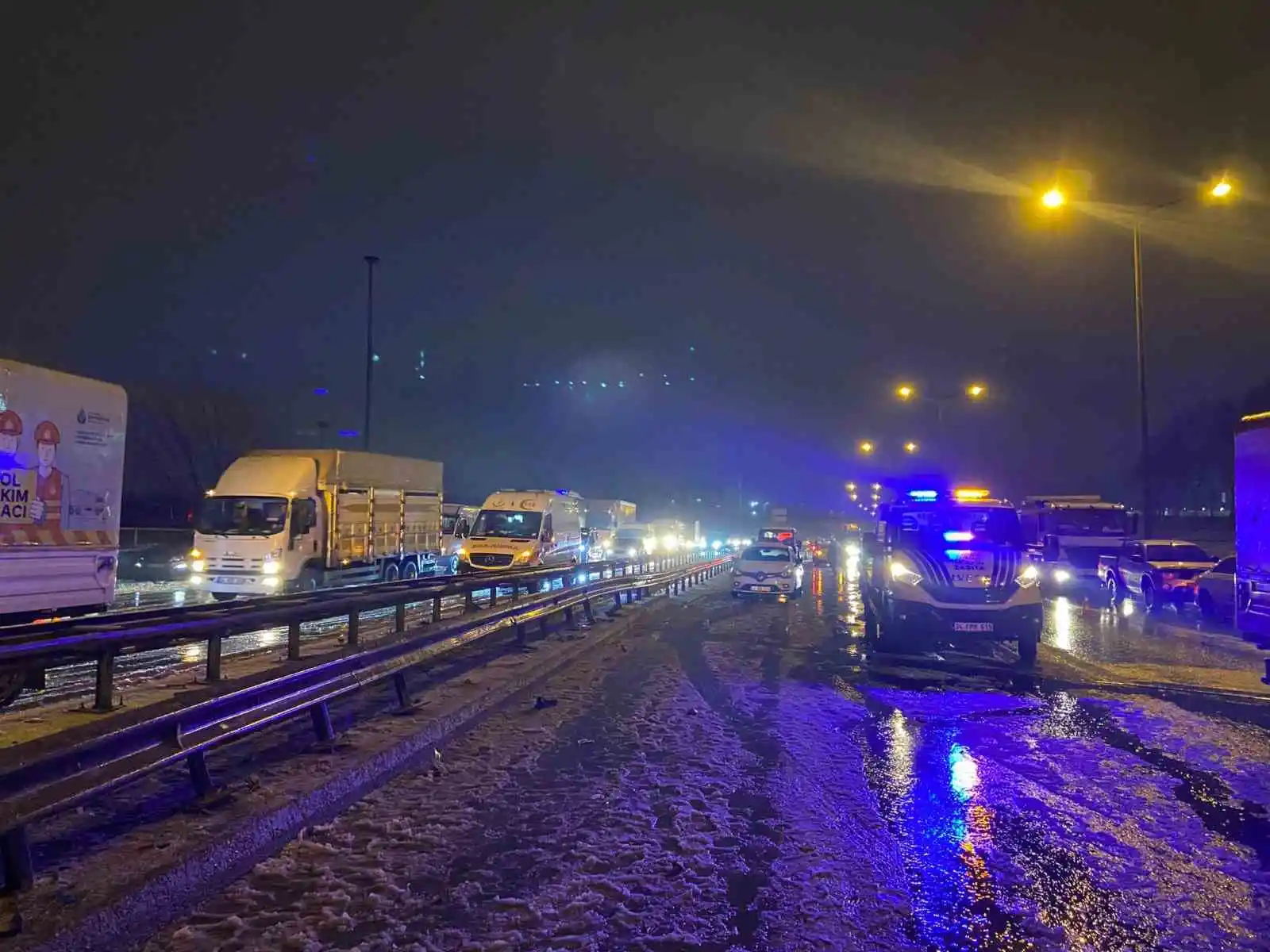 Esenler TEM Otoyolu’nda kontrolden çıkan araç polis aracına arkadan çarptı: 1 ölü, 1 yaralı
