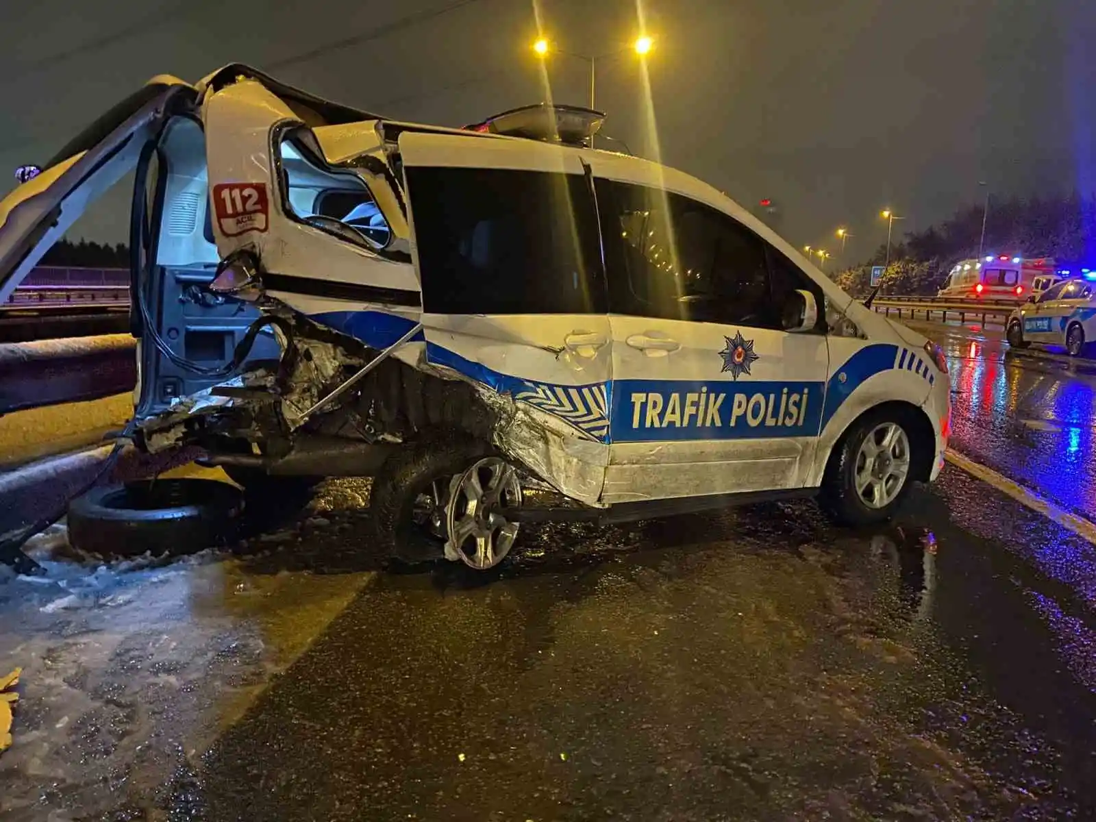 Esenler TEM Otoyolu’nda kontrolden çıkan araç polis aracına arkadan çarptı: 1 ölü, 1 yaralı
