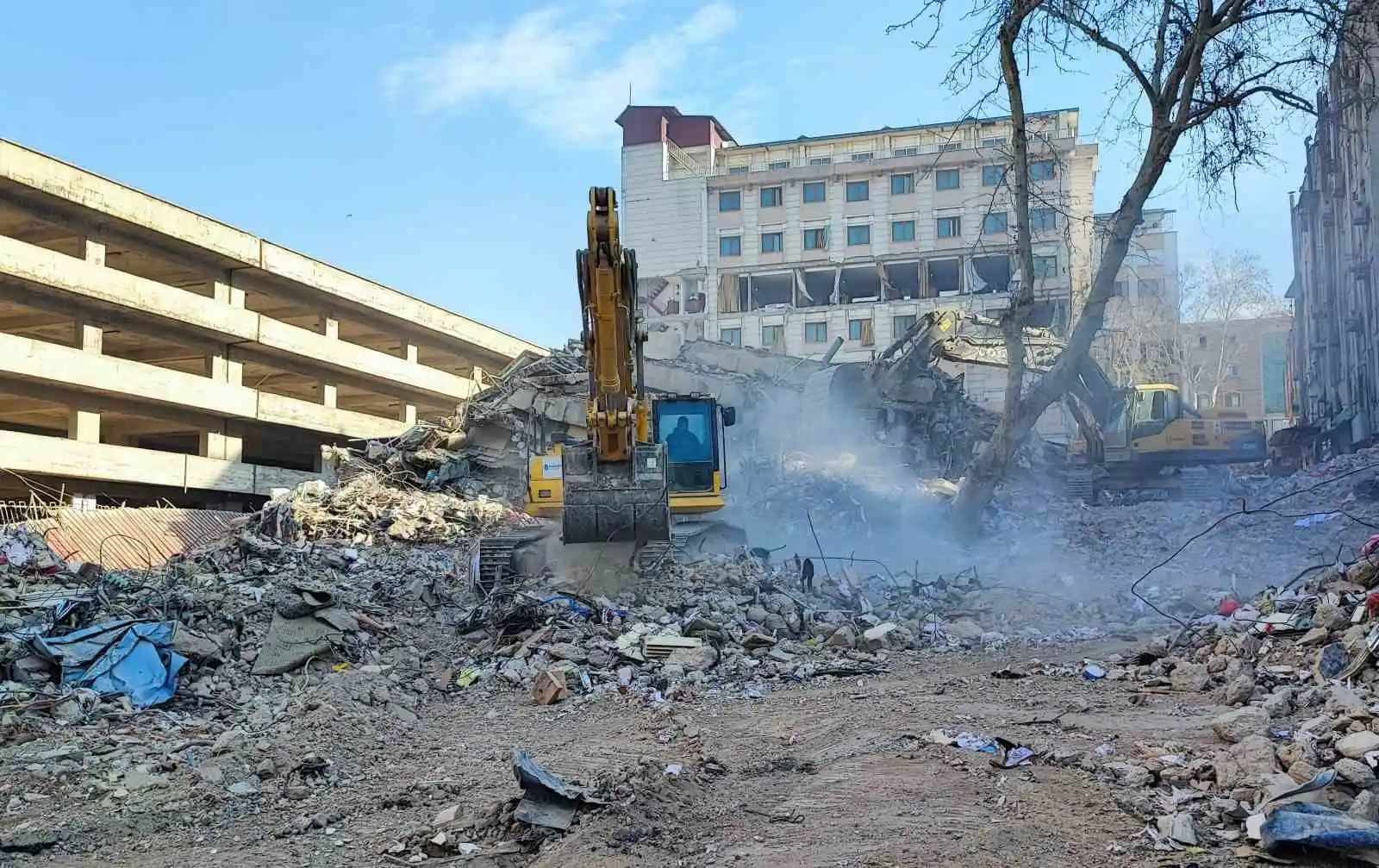 Fotoğrafları ortaya çıktı: Çöken otelin kolonları tabela için tahrip edilmiş
