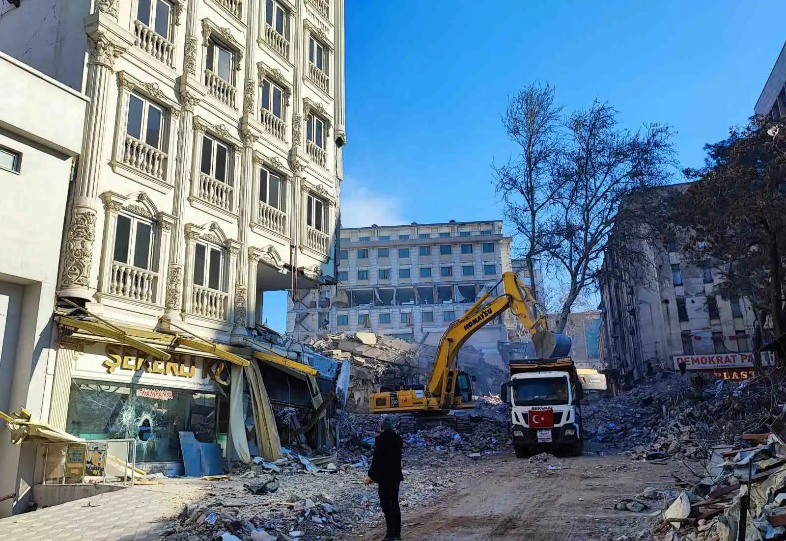 Fotoğrafları ortaya çıktı: Çöken otelin kolonları tabela için tahrip edilmiş
