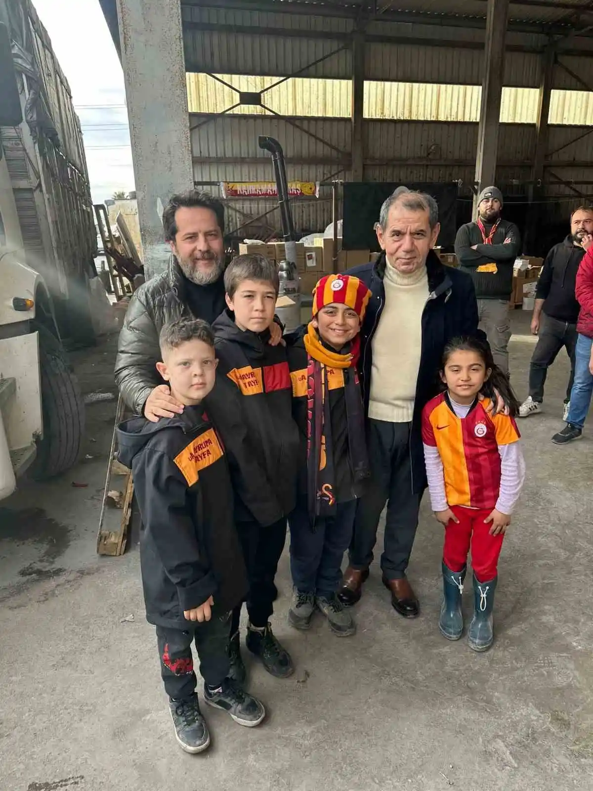 Galatasaray Başkanı Özbek afet bölgelerini ziyaret etti
