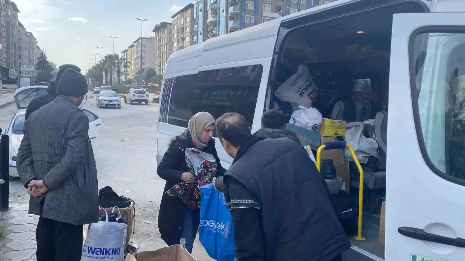 Gazeteciler Hatay’da depremzedelere yardım eli uzattı
