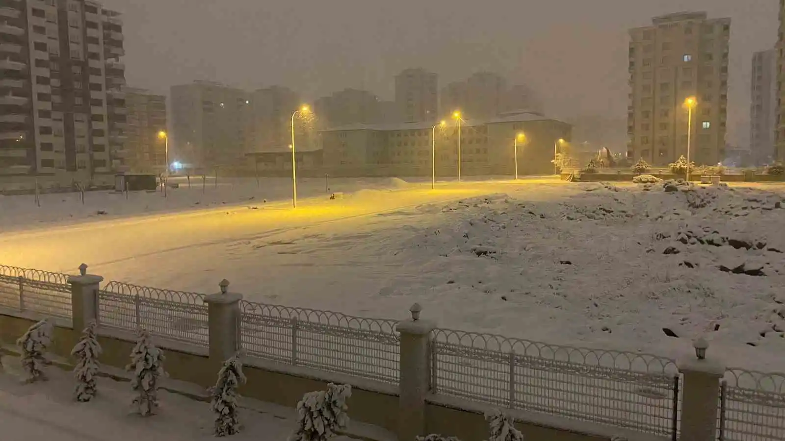 Gaziantep güne beyaz örtüyle uyandı
