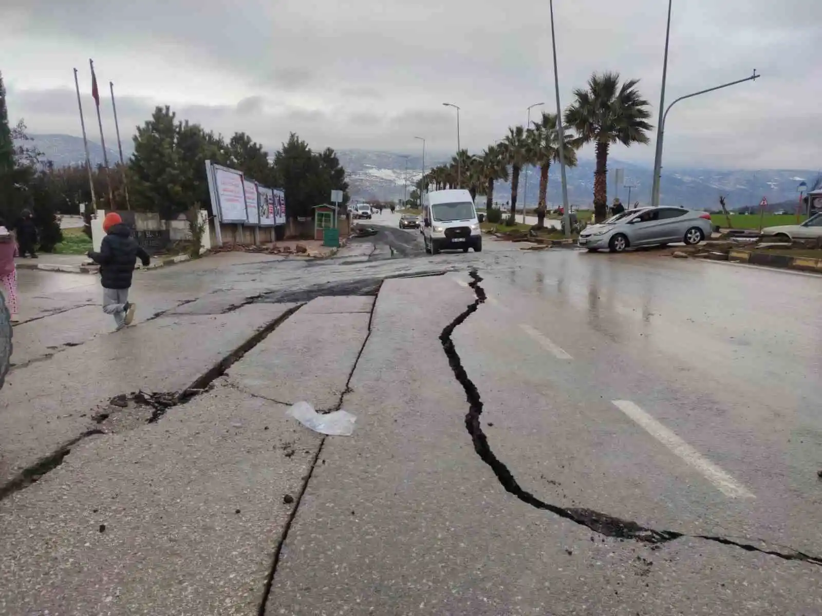 Gaziantep'te deprem sonrası hastanesi bahçesi ve yoldaki asfalt böyle ayrıldı
