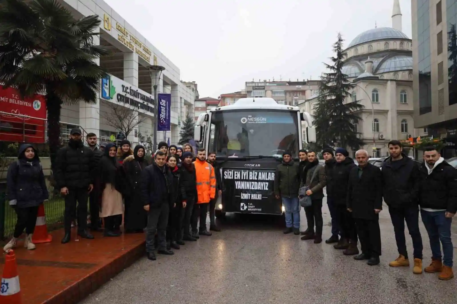 Gönüllü sağlıkçılar afet bölgesine gitmek için İzmit’ten yola çıktı
