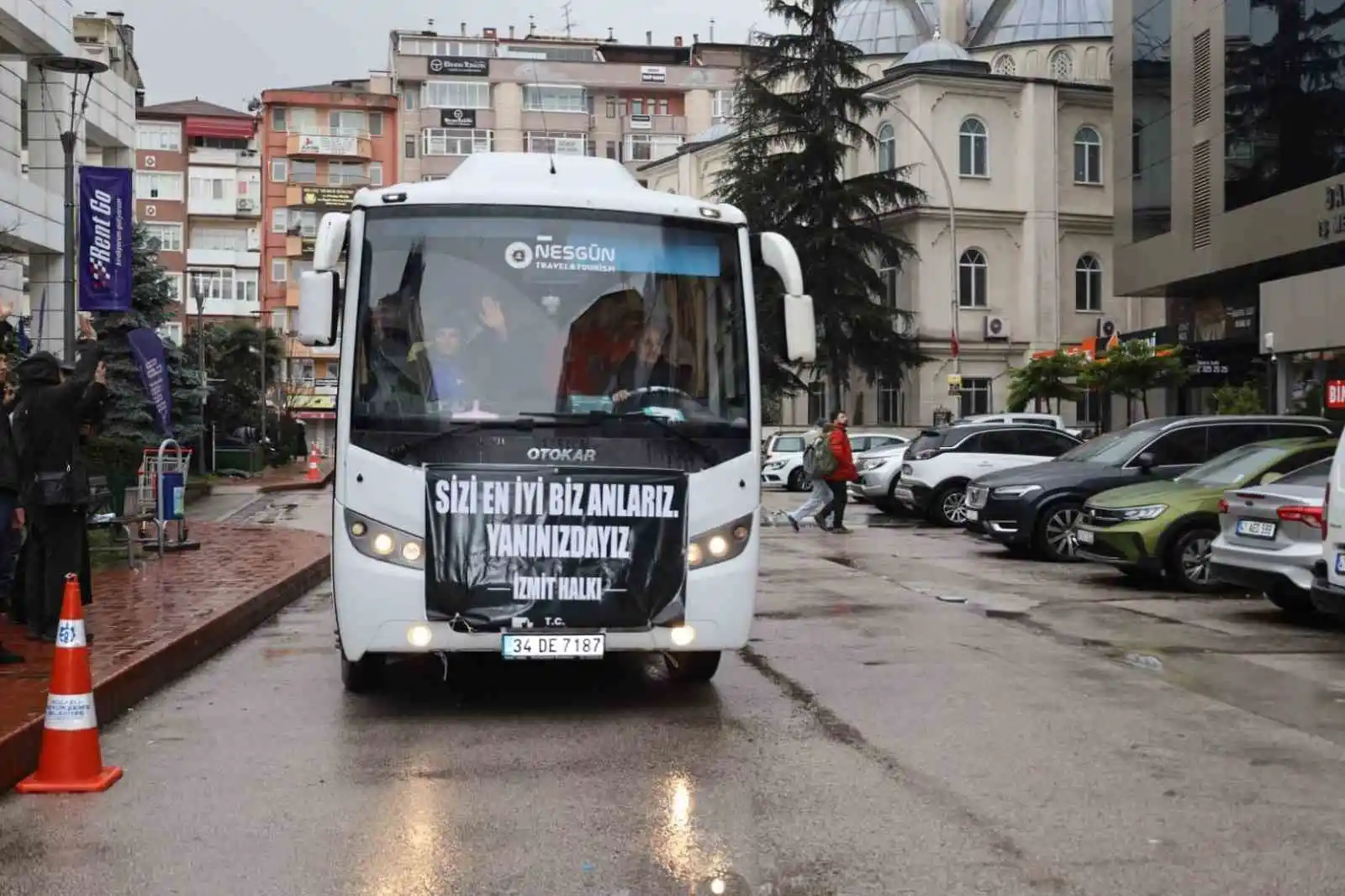 Gönüllü sağlıkçılar afet bölgesine gitmek için İzmit’ten yola çıktı
