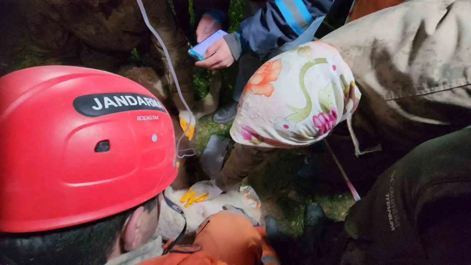 Günlerce enkaz altına sürünerek girip beslediği ineğine 11 gün sonra kavuştu
