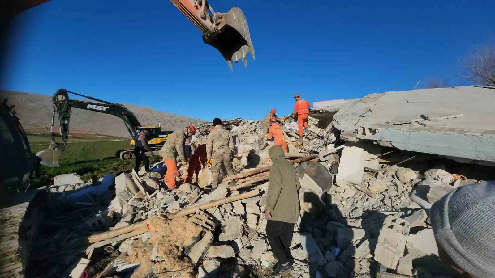 Günlerce enkaz altına sürünerek girip beslediği ineğine 11 gün sonra kavuştu
