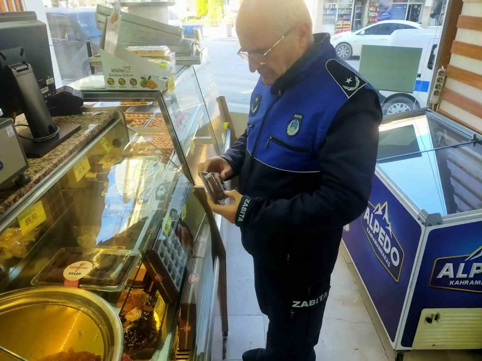 Gürsu'da zabıta ekipleri tatlıcıyı denetledi
