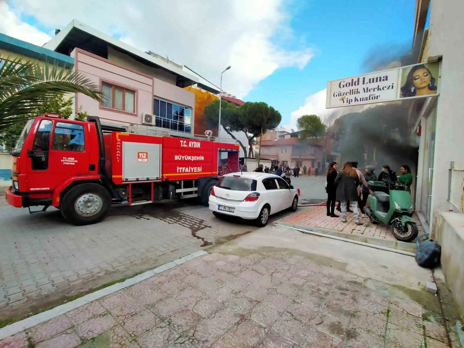 Güzellik merkezinde çıkan yangın panikletti
