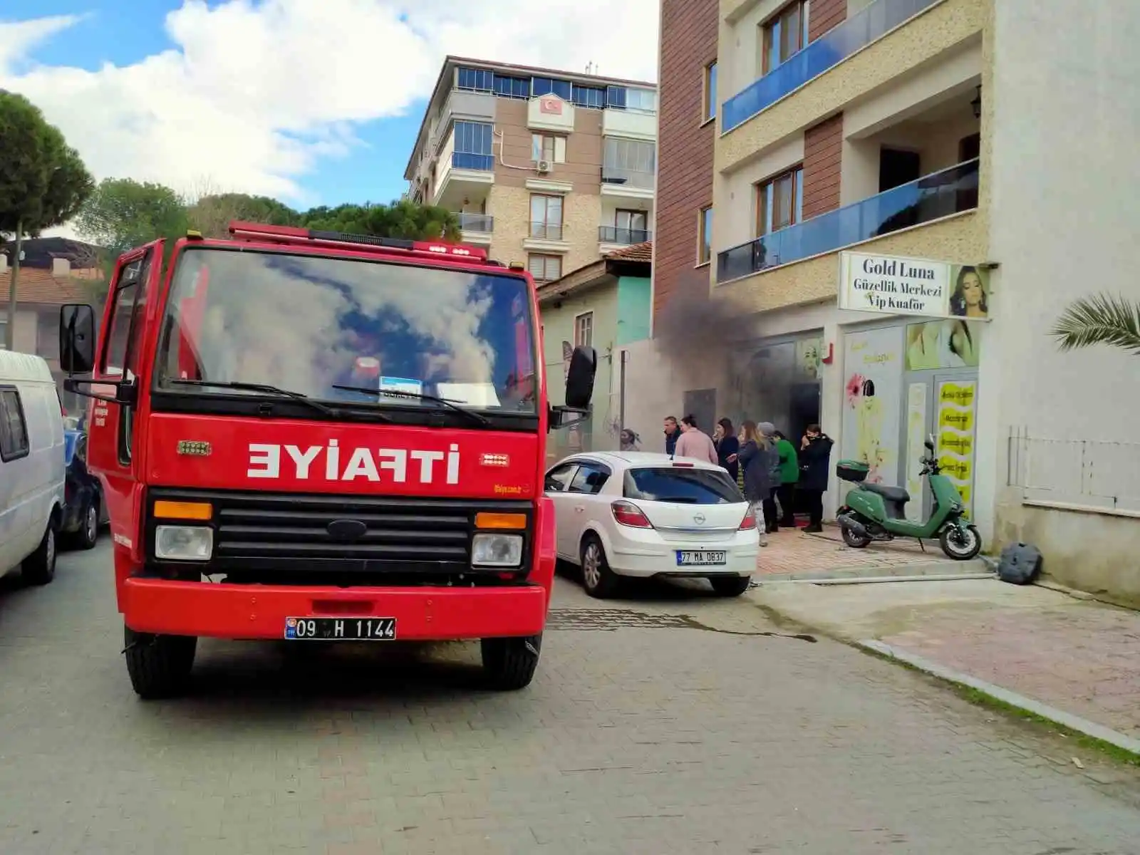 Güzellik merkezinde çıkan yangın panikletti
