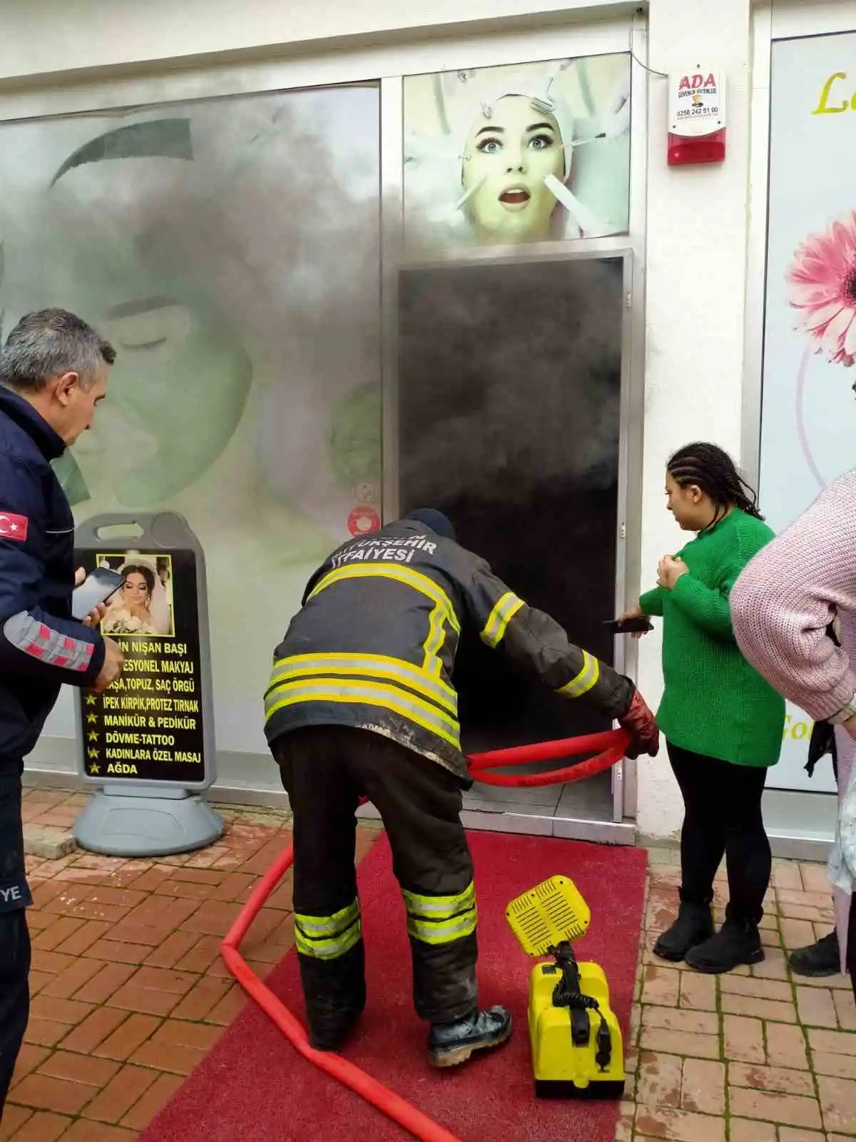 Güzellik merkezinde çıkan yangın panikletti
