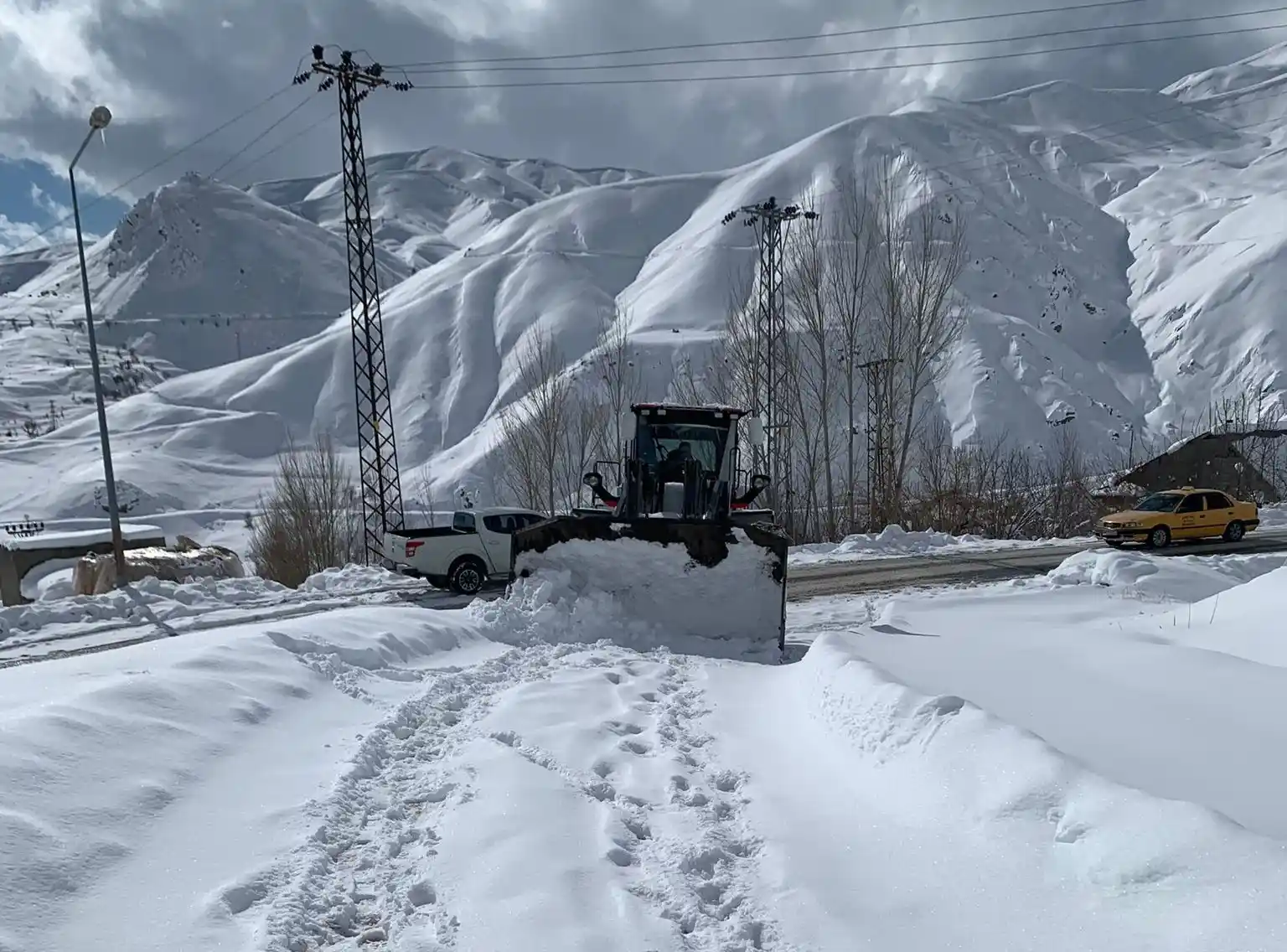 Hakkari’de 61 köy ve mezra yolu kapandı
