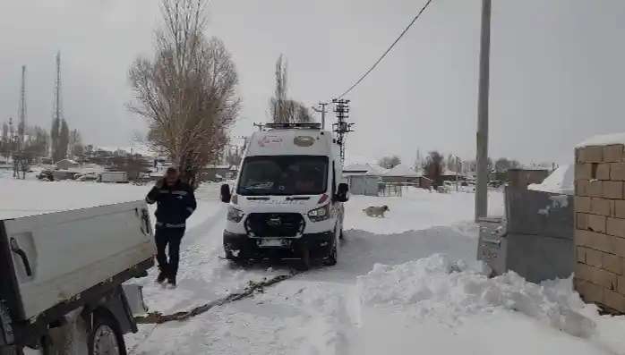 Hasta almaya giden ambulans kara saplandı
