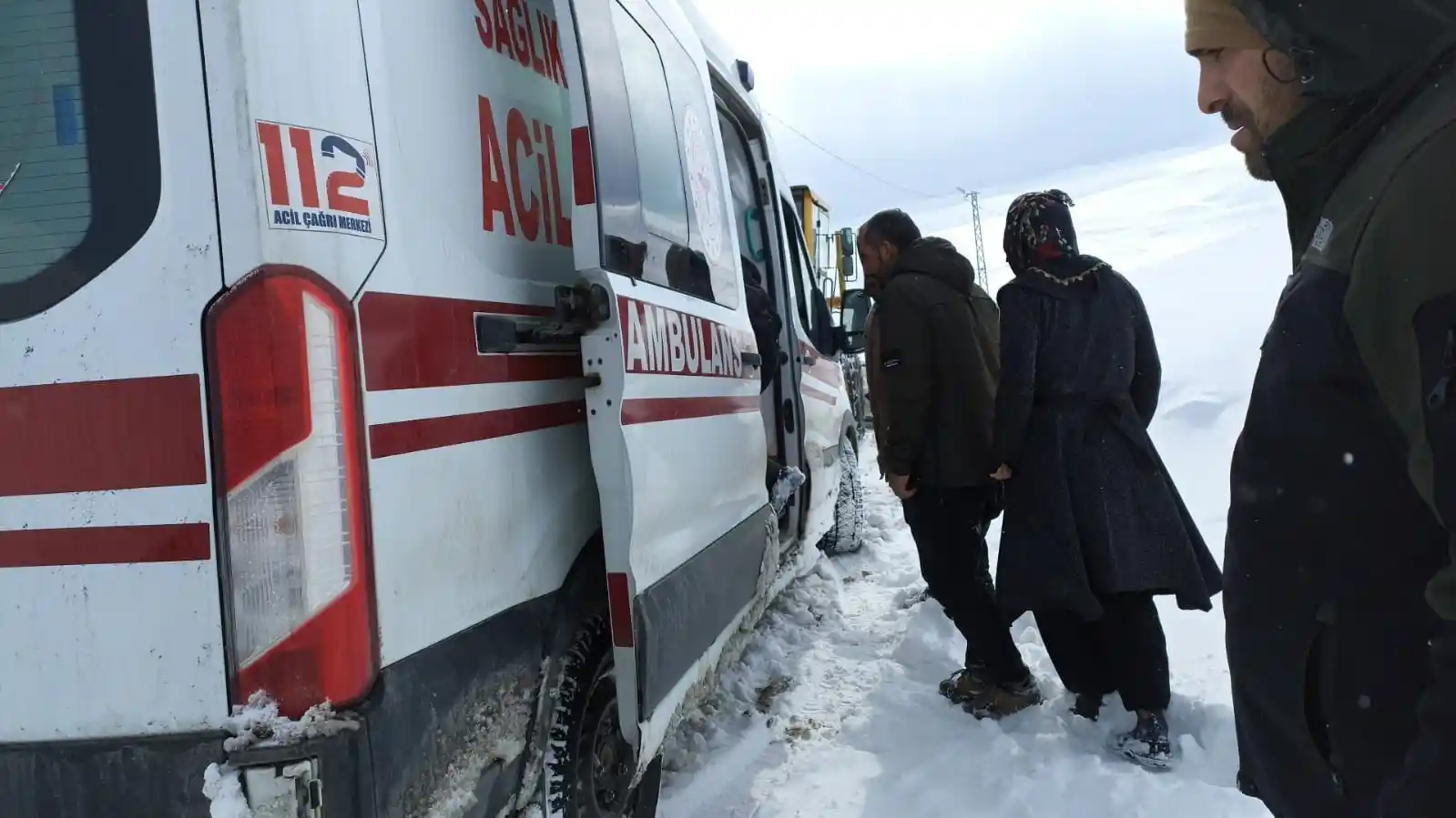 Hasta almaya giden ambulans kara saplandı
