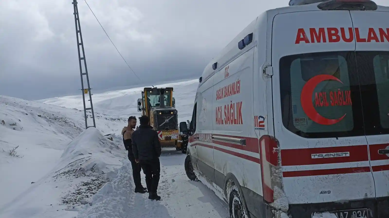 Hasta almaya giden ambulans kara saplandı
