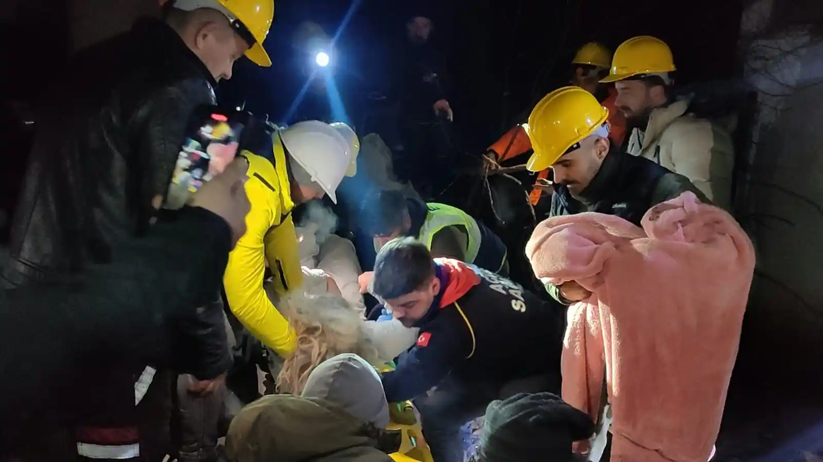 Hatay Akevler Mahallesi'nde Reşan Elmanur (32), gönüllü kurtarma ekiplerince enkaz altından sağ olarak kurtarıldı.
