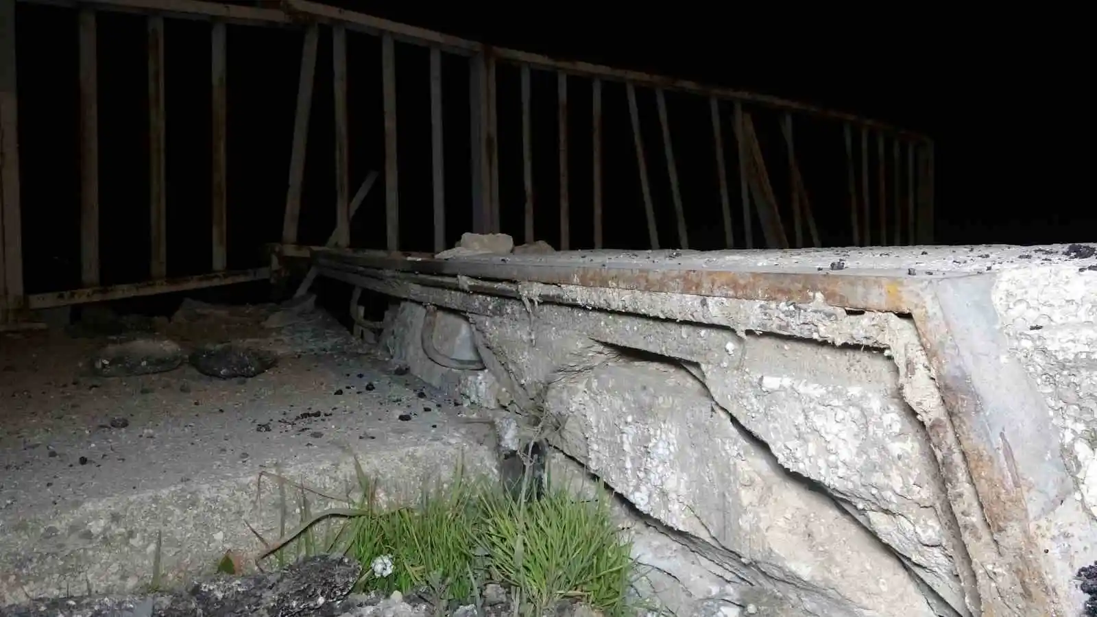 Hatay’da deprem sonrası köprü 10 santimetre çökerek yoldan ayrıldı
