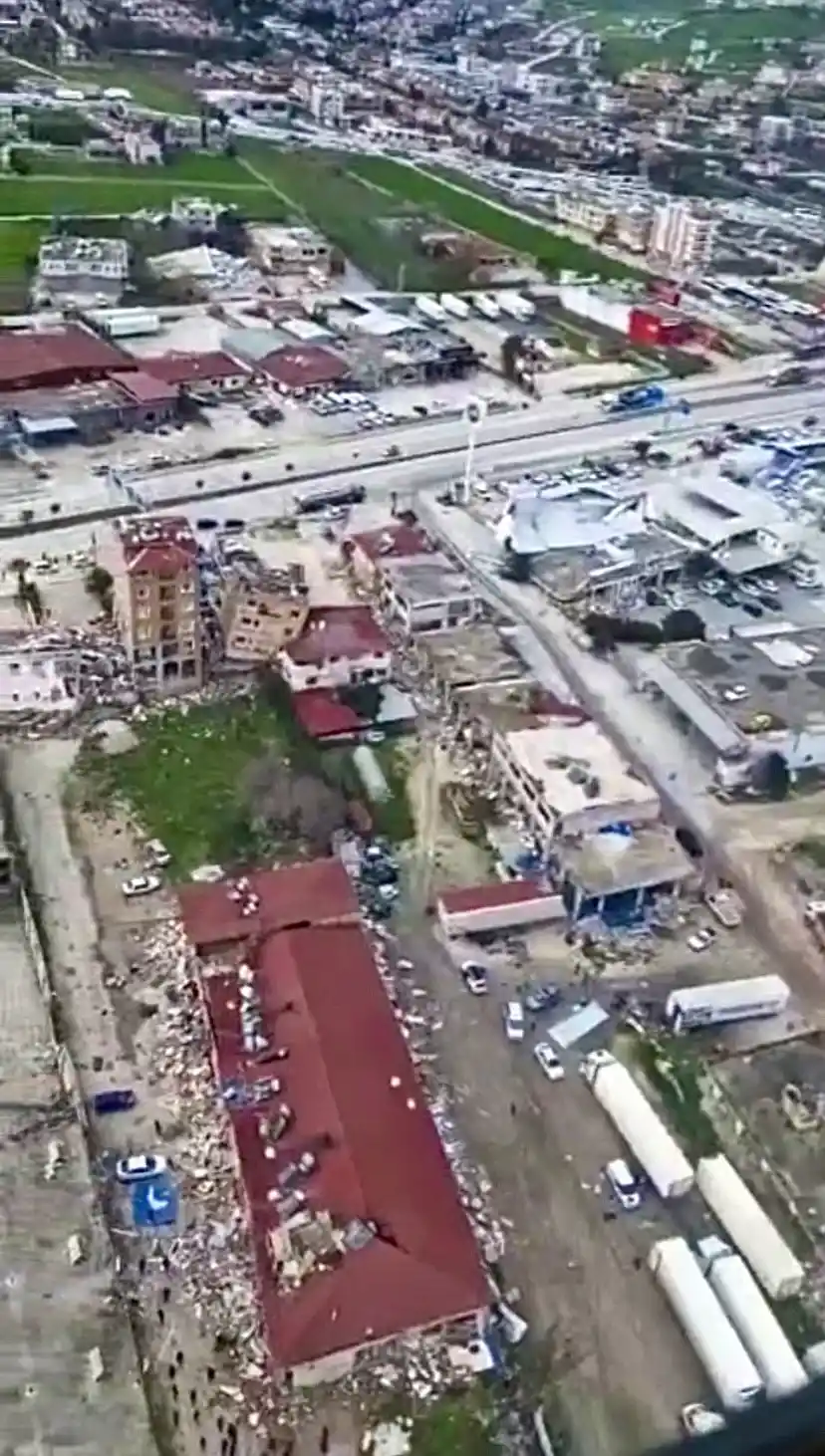 Hatay’da depremin ağır bilançosu havadan helikopterle görüntülendi
