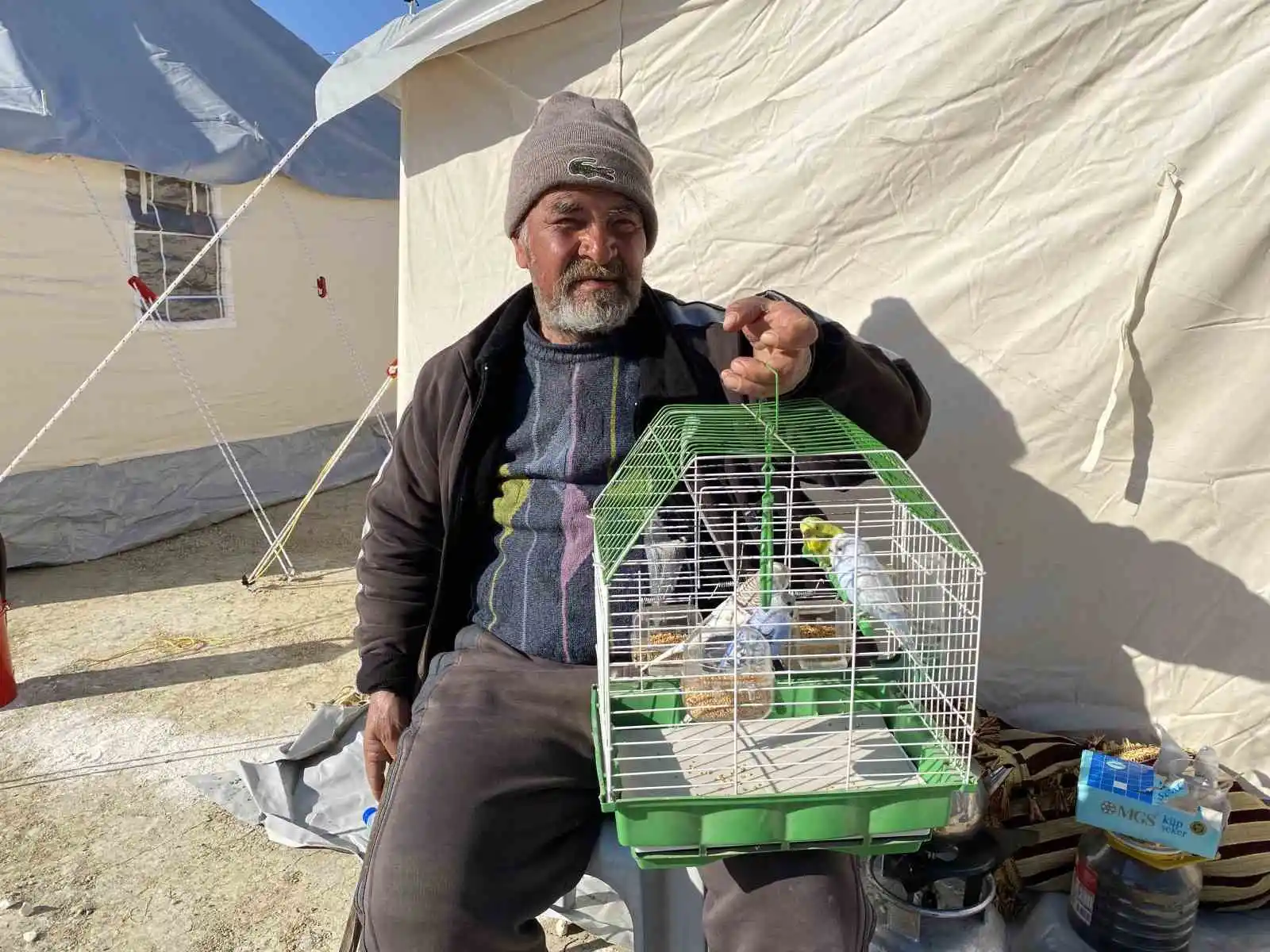 Hatay’da enkazdan kurtardığı kuşlarına çadır kentte bakıyor
