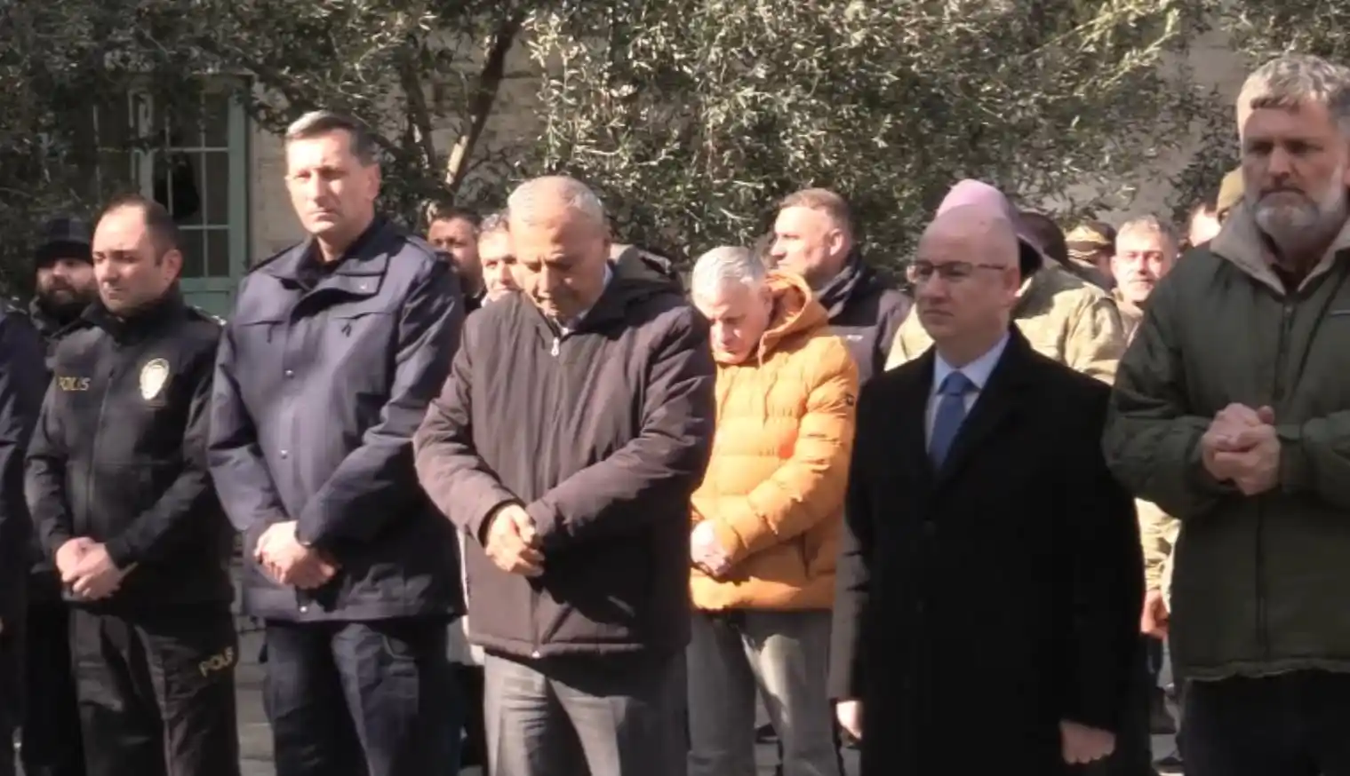 Hatay’dan gelen cenazeler Ayvalık’ta toprağa verildi
