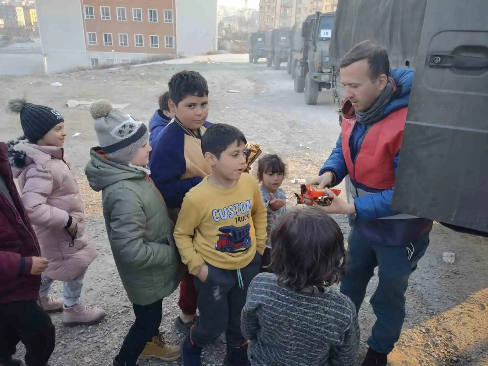 Hatay İl Jandarma Komutanlığı ekipleri depremzedelere erzak dağıtımı yaptı
