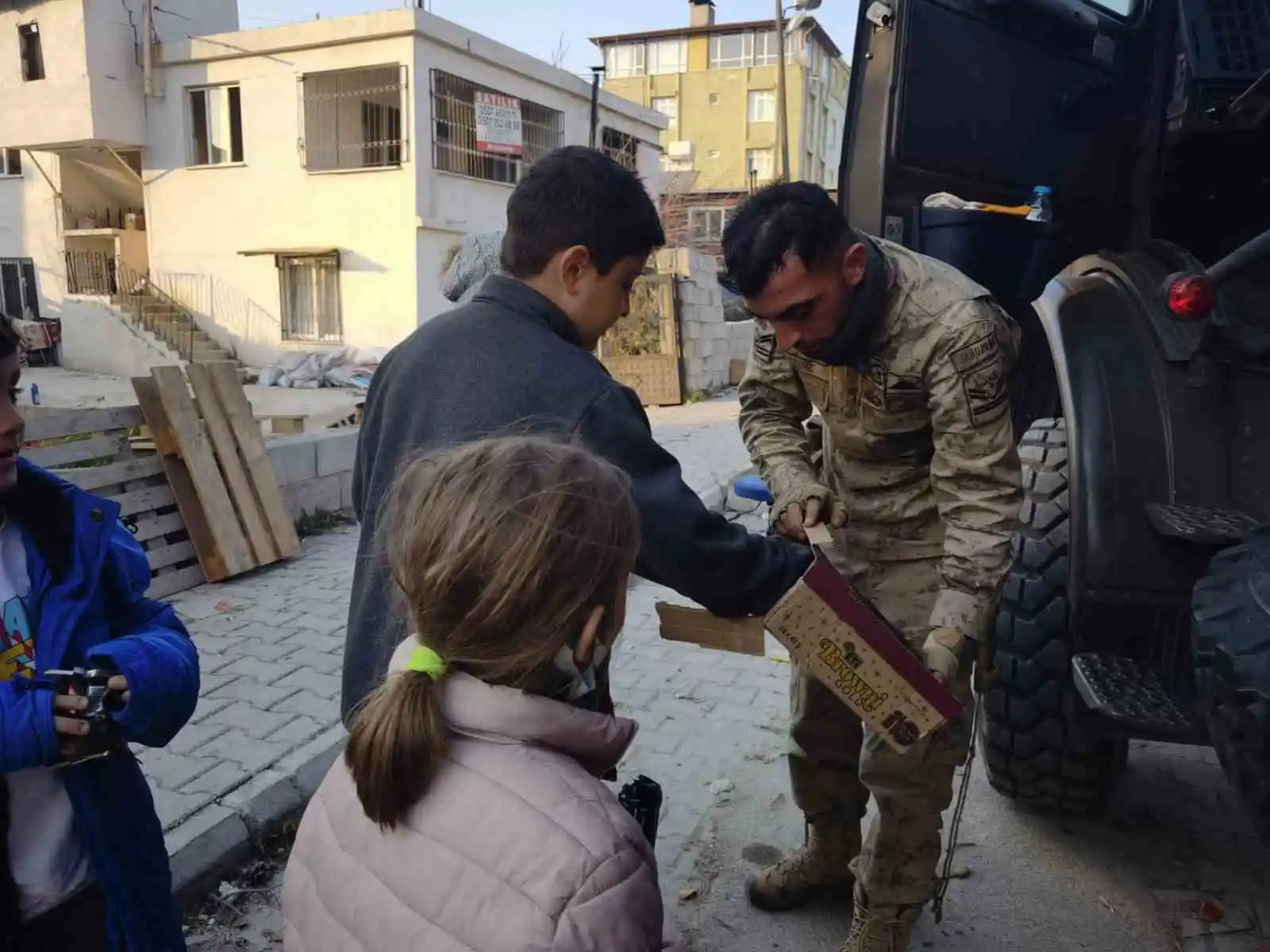 Hatay İl Jandarma Komutanlığı ekipleri depremzedelere erzak dağıtımı yaptı
