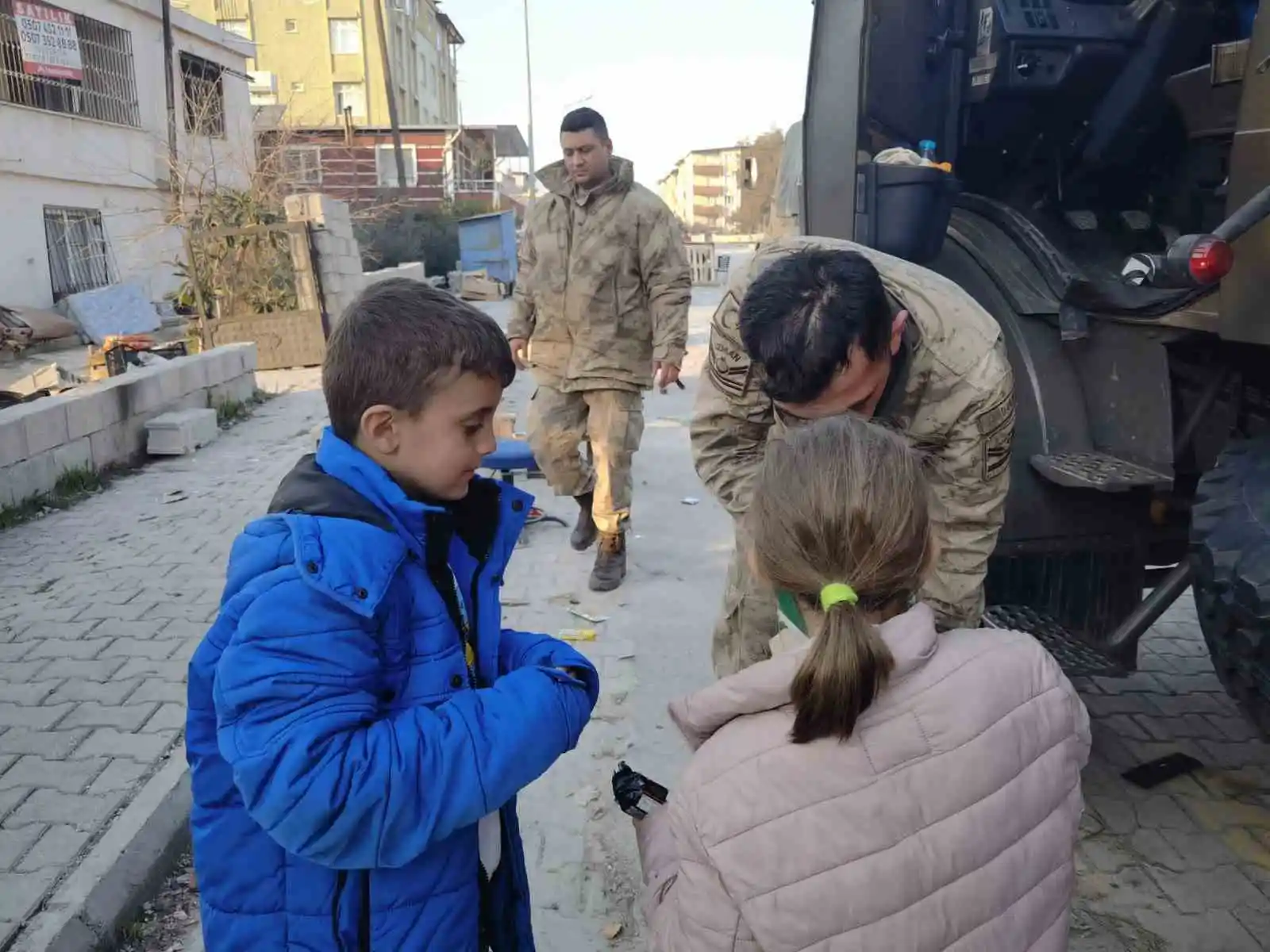 Hatay İl Jandarma Komutanlığı ekipleri depremzedelere erzak dağıtımı yaptı
