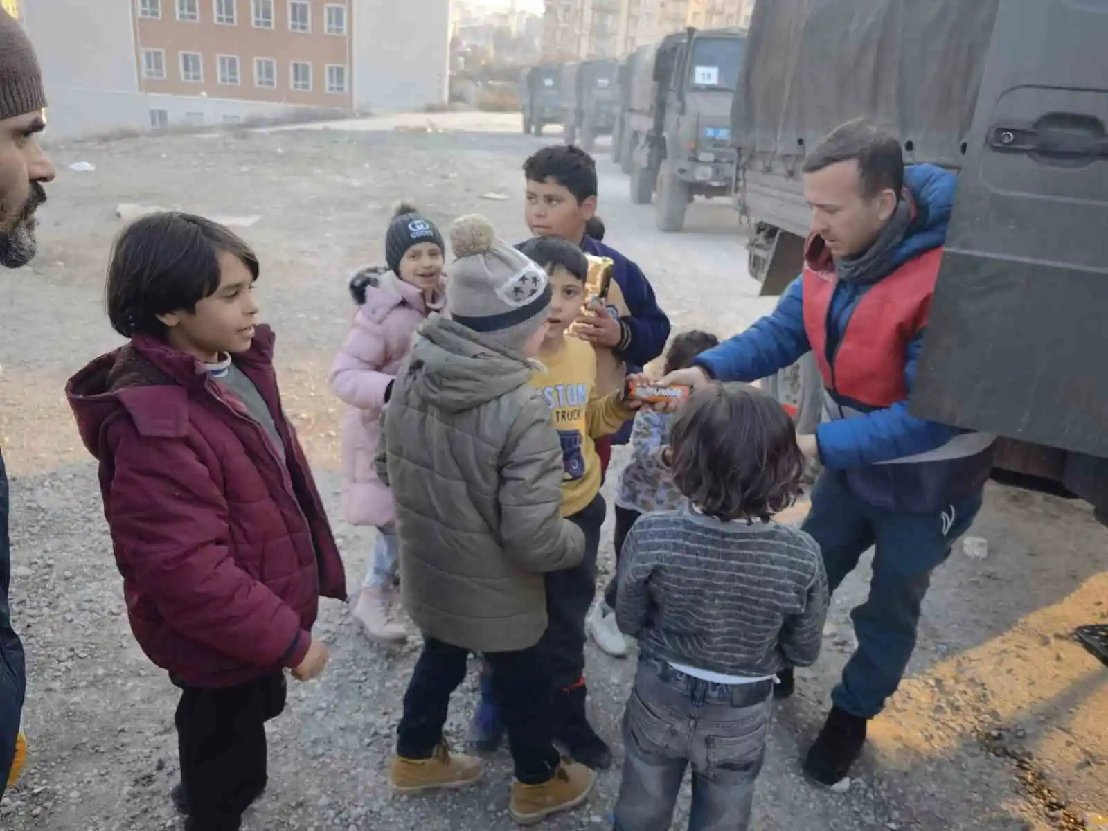 Hatay İl Jandarma Komutanlığı ekipleri depremzedelere erzak dağıtımı yaptı
