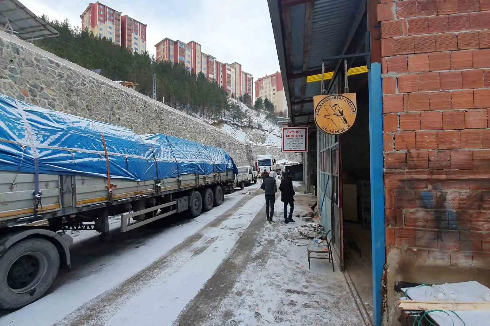 Hayırseverlerin yaptığı ahşap konteyner evler deprem bölgesine doğru yola çıktı
