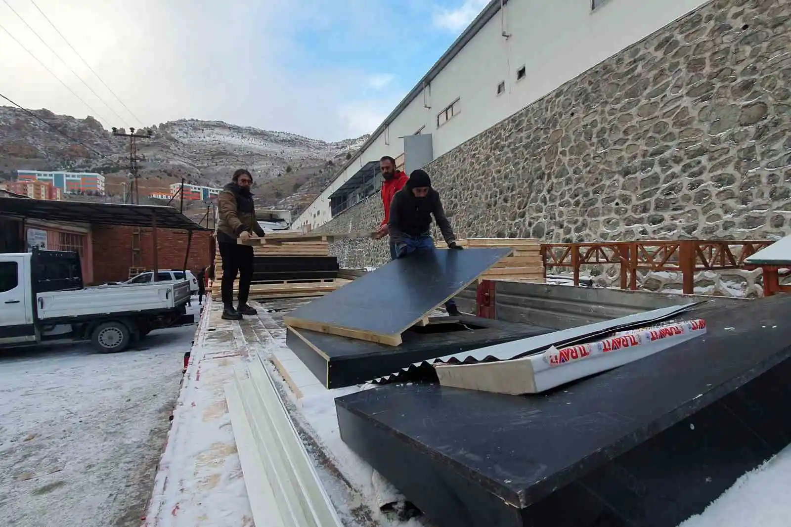 Hayırseverlerin yaptığı ahşap konteyner evler deprem bölgesine doğru yola çıktı
