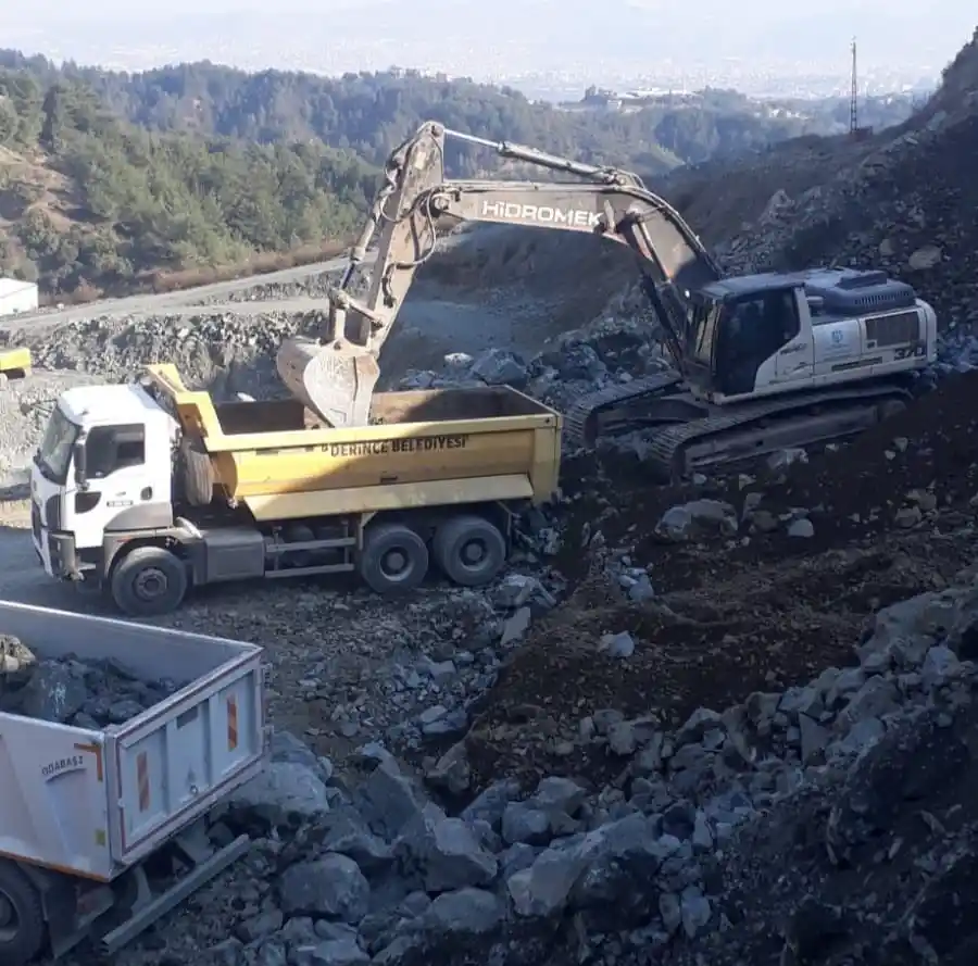 Hem arama kurtarmada hem de aşevi hizmetinde görev başındalar
