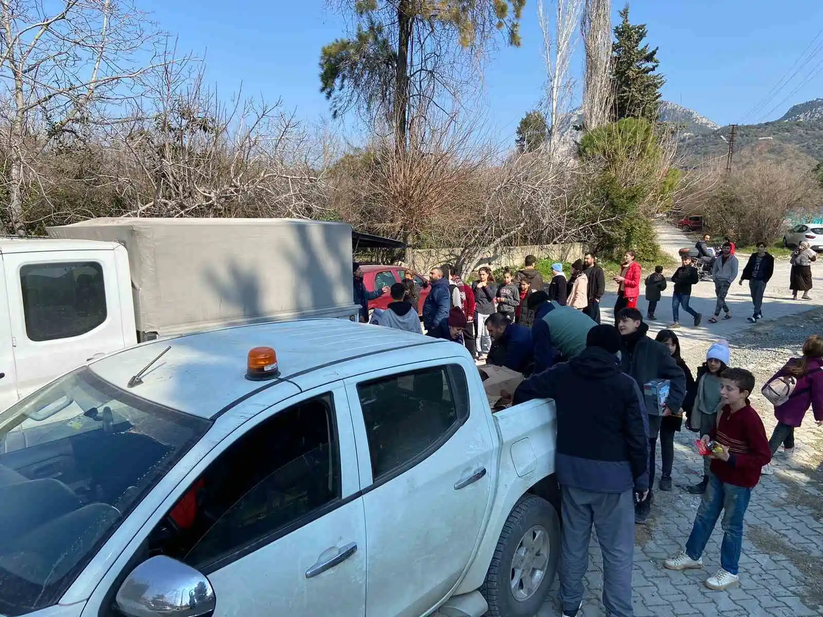 Hem arama kurtarmada hem de aşevi hizmetinde görev başındalar
