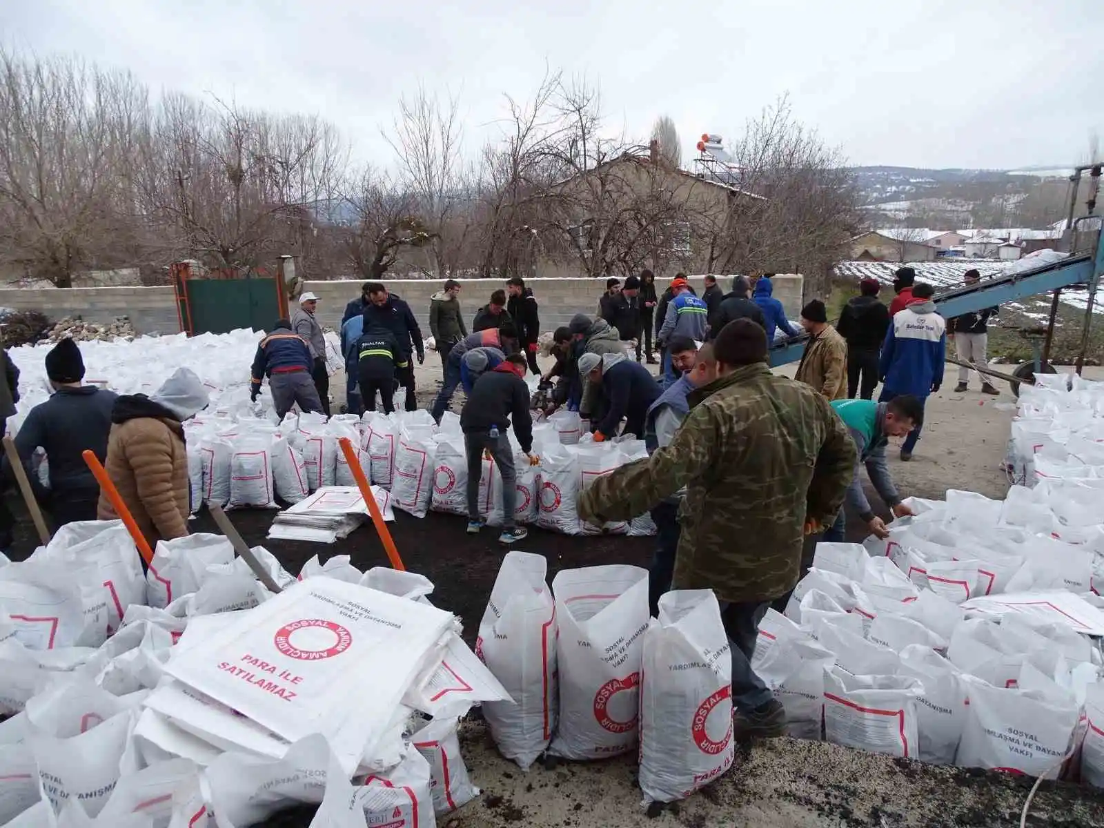 Hisarcık’tan deprem bölgesine 100 ton kömür gönderildi
