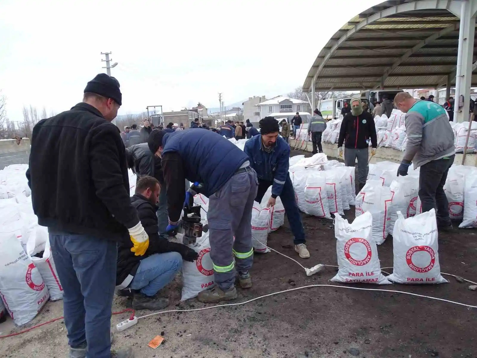 Hisarcık’tan deprem bölgesine 100 ton kömür gönderildi
