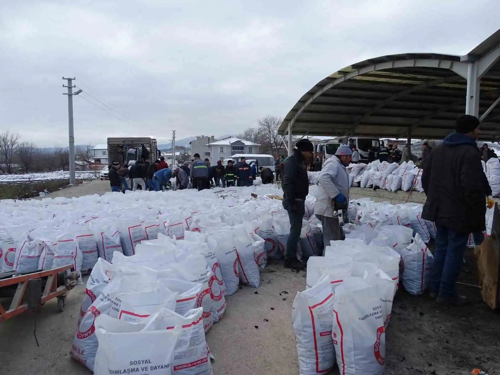 Hisarcık’tan deprem bölgesine 100 ton kömür gönderildi
