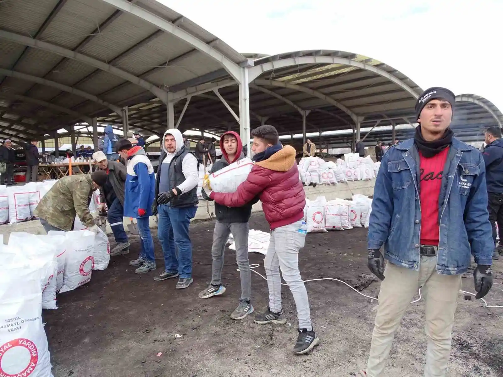 Hisarcık’tan deprem bölgesine 100 ton kömür gönderildi
