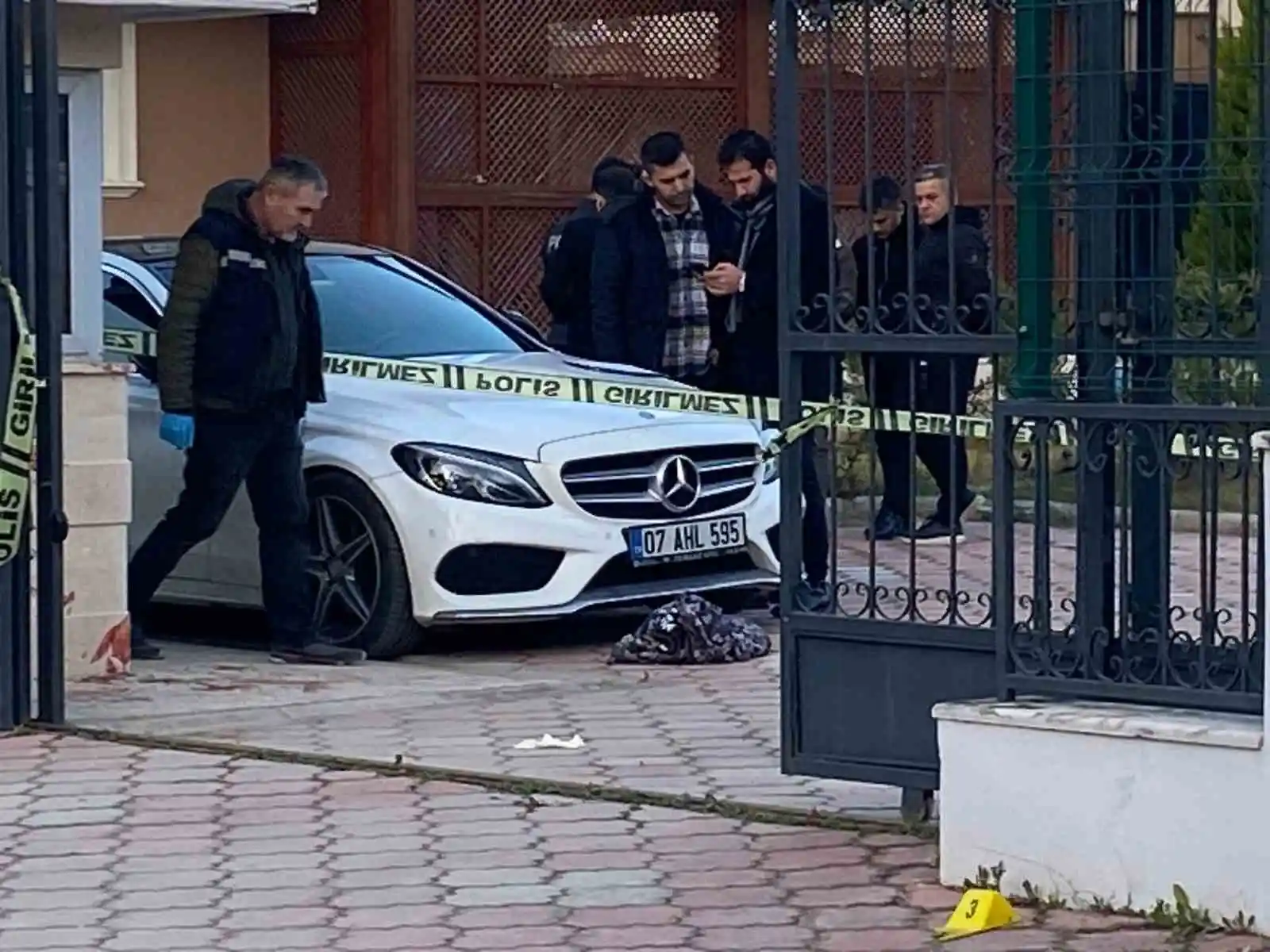 Husumetli olduğu aileyi kurşun yağmuruna tuttu: 1 ölü, 4 yaralı
