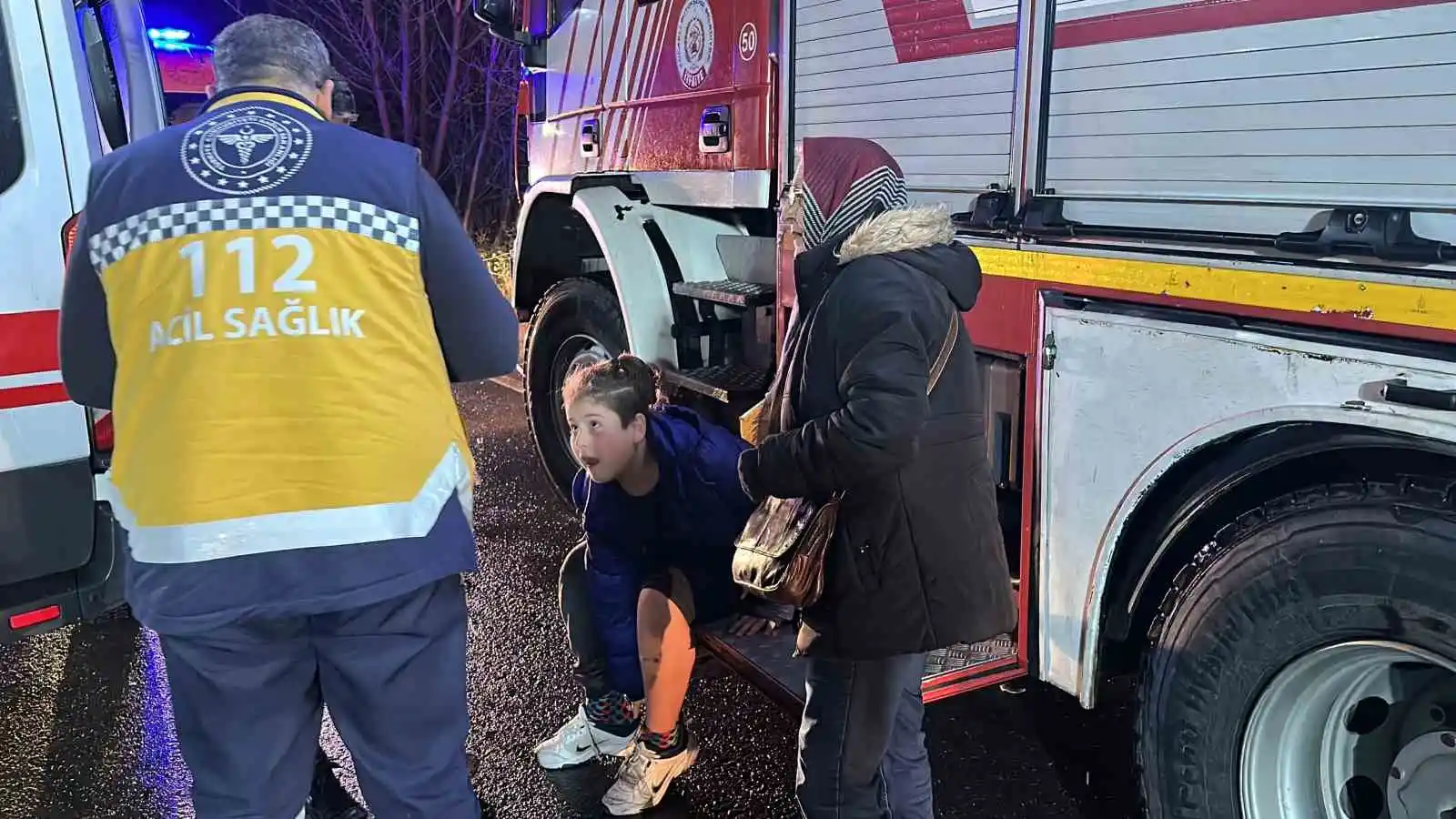 İki otomobil kafa kafaya çarpıştı: 1’i ağır 6 yaralı
