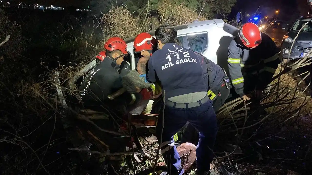 İki otomobil kafa kafaya çarpıştı: 1’i ağır 6 yaralı
