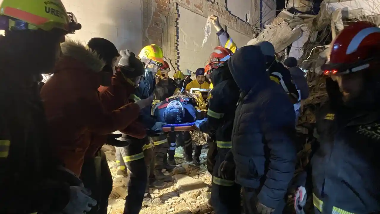 İspanyol ekip, baba ve kızı 69 saat sonra enkazdan çıkardı

