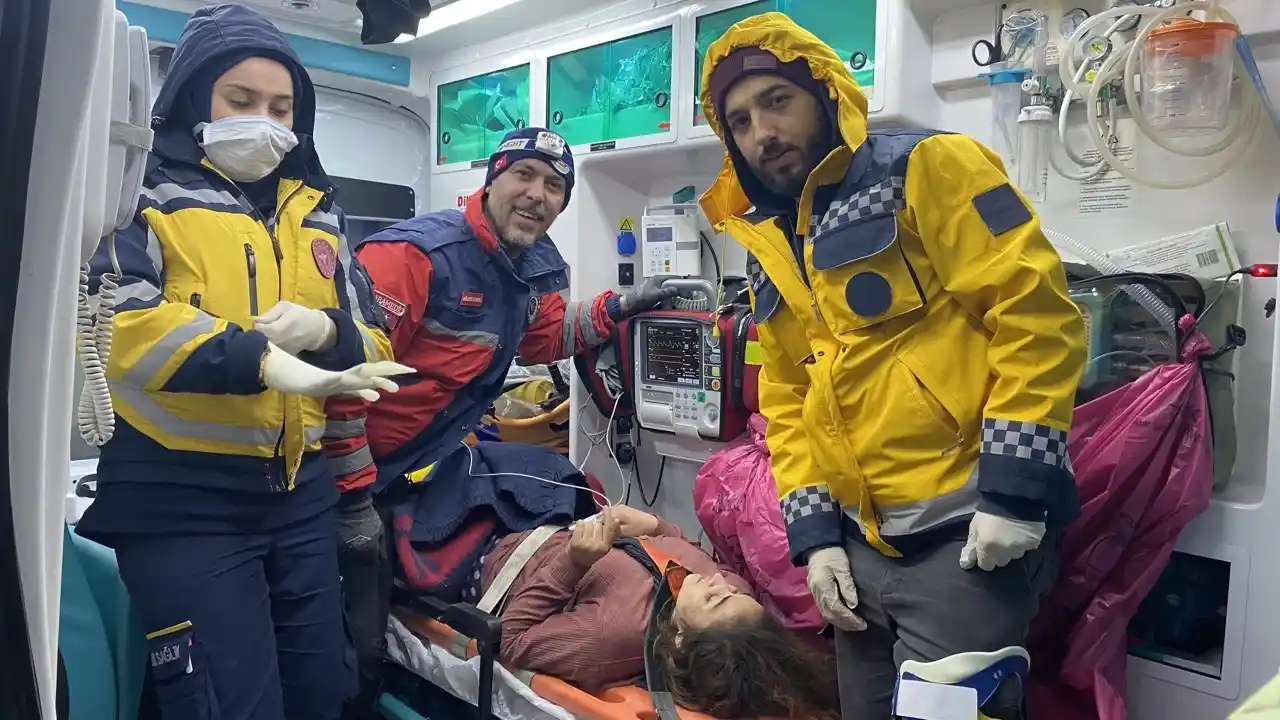 İspanyol ekip, baba ve kızı 69 saat sonra enkazdan çıkardı
