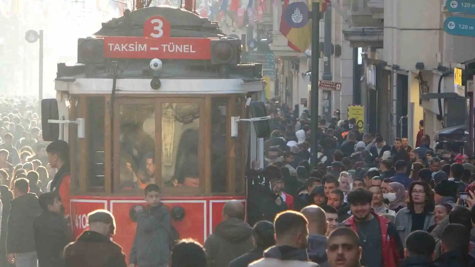 İstanbul'da güneşli havayı fırsat bilen vatandaşlar İstiklal Caddesi'ne akın etti
