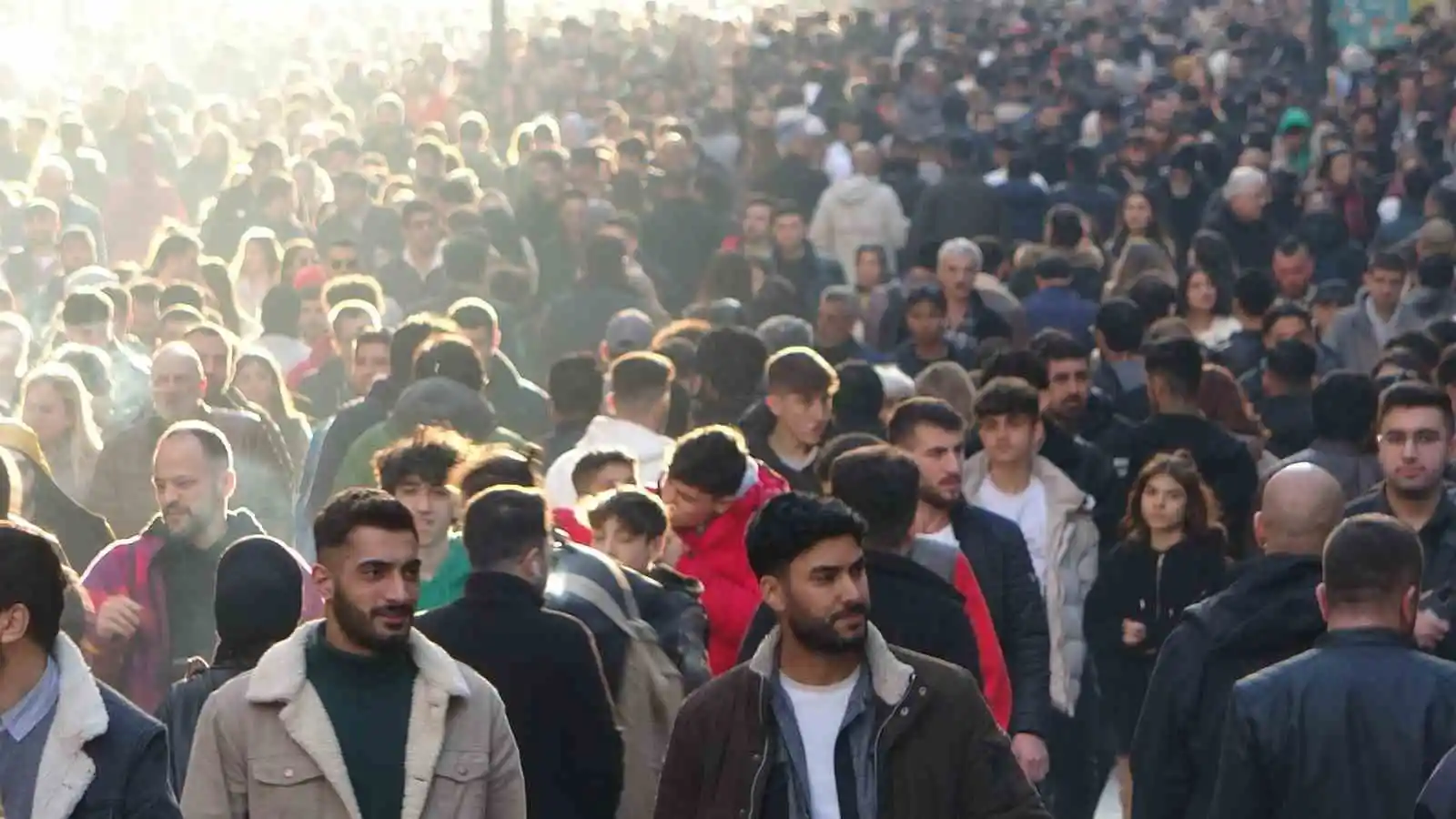 İstanbul’da güneşli havayı fırsat bilen vatandaşlar İstiklal Caddesi’ne akın etti
