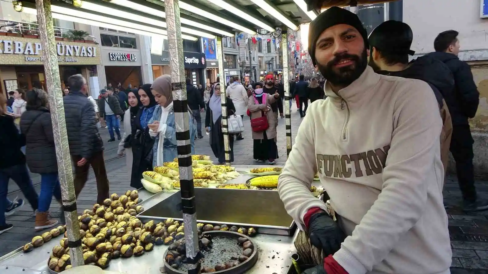 İstanbul’da güneşli havayı fırsat bilen vatandaşlar İstiklal Caddesi’ne akın etti
