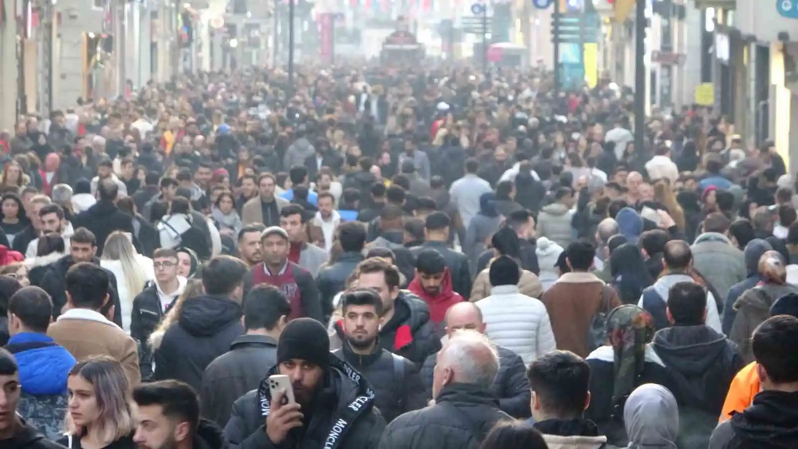 İstanbul’da güneşli havayı fırsat bilen vatandaşlar İstiklal Caddesi’ne akın etti
