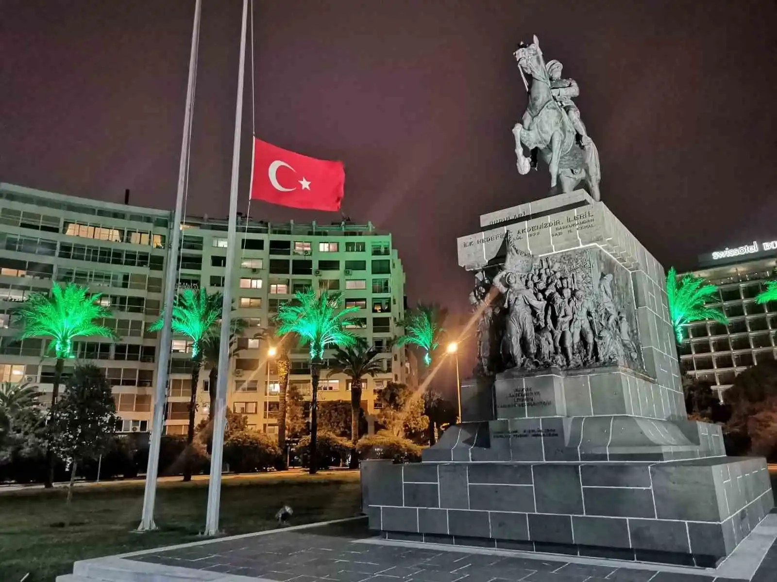 İzmir'de bayraklar yarıya indirildi
