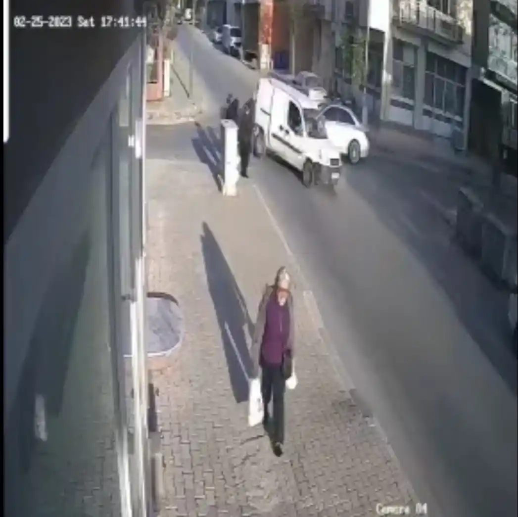 İzmir'de kazada savrulan aracın yayalara çarptığı anlar kamerada
