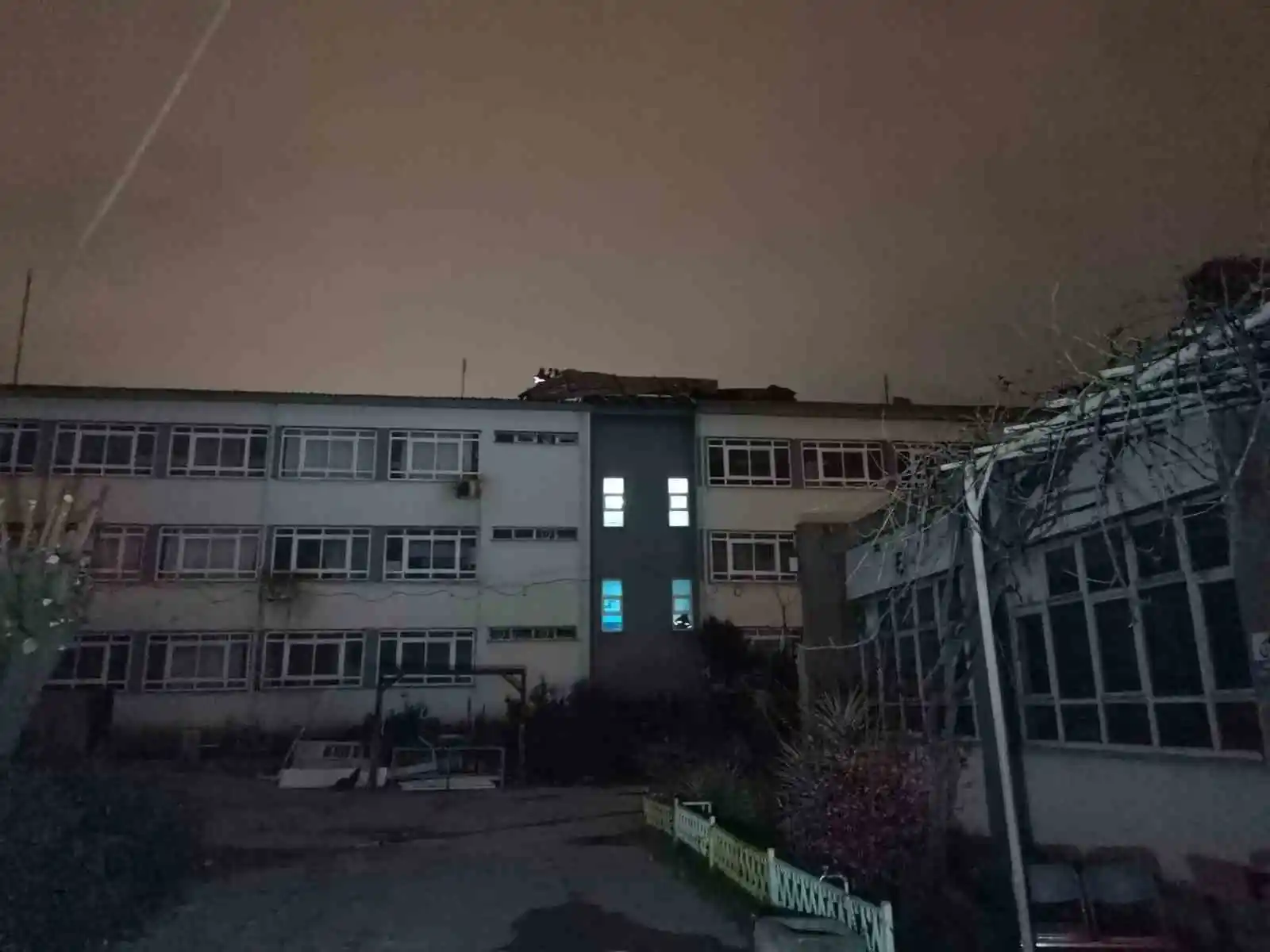 İzmir'de uçan çatı binaya çarptı, ev sahibi korku dolu anlar yaşadı

