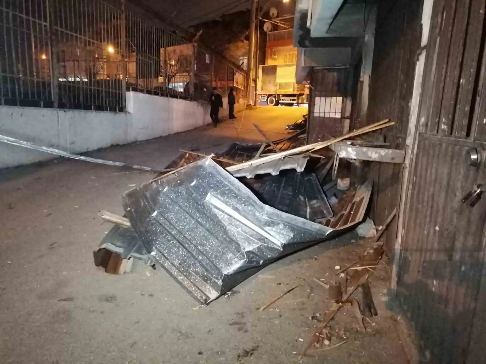 İzmir’de uçan çatı binaya çarptı, ev sahibi korku dolu anlar yaşadı
